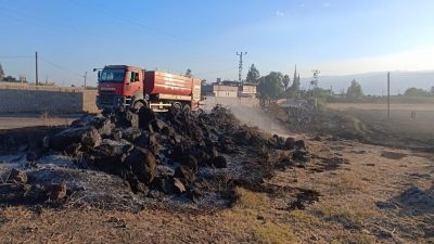 Hatay’ın Kırıkhan ilçesine bağlı Camuzkışlası Mahallesi’nde çıkan anız yangını, hızla