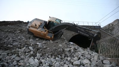 Hatay'ın Payas ilçesinde demir yolunda üst geçit yapımı sırasında oluşan