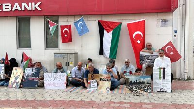 Hatay’ın Dörtyol ilçesinde, İsrail’in Gazze’ye yönelik saldırıları oturma eylemiyle protesto