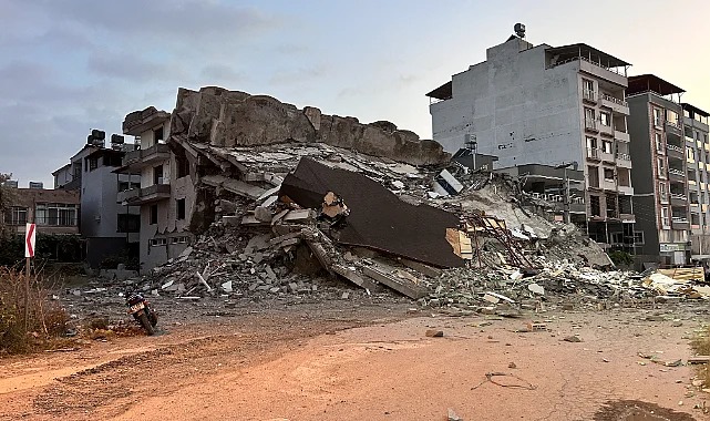 Hatay’da korna sesiyle bina yıkımı