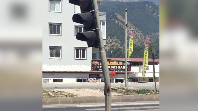 Belen ile İskenderun arasındaki yolun Sarımazı kesiminde bulunan trafik lambası