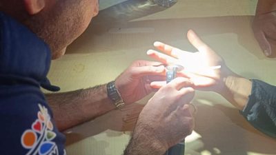 Hatay’ın Reyhanlı ilçesinde yaşayan bir vatandaş, parmağına sıkışan yüzüğü kendi