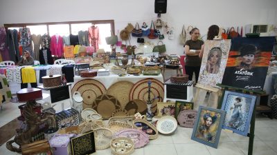 Hatay’ın Arsuz ilçesinde Halk Eğitimi Merkezi Müdürlüğünce kadın kursiyerlerin hazırladıkları