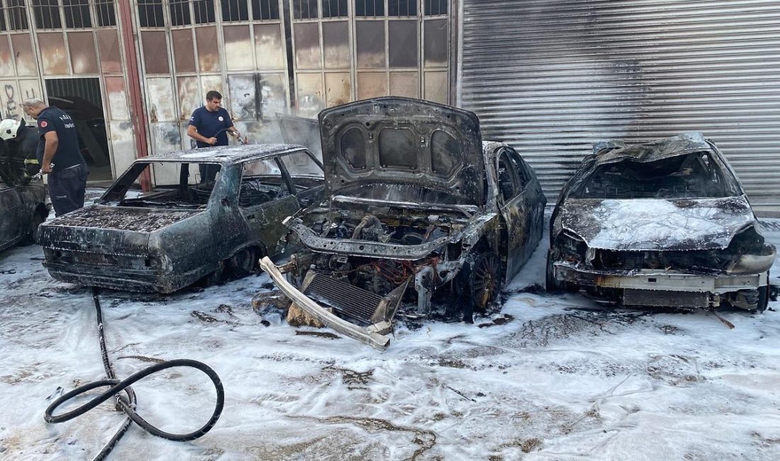 Kırıkhan yeni sanayi sitesinde çıkan yangında 5 araç tamamen yanıp