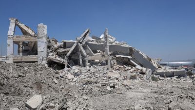 Hatay’ın Antakya ilçesinde 10 katlı hasarlı binanın yerle bir olmasıyla