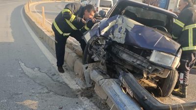 Issume Önünde Otomobil Refüje Çarptı, Ölü Yok, Sürücü Yaralı