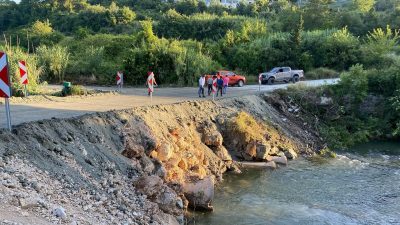 Tarihi köprünün restorasyonu sonunda Batıayaz'da yeni trafik düzenlemesi yapıldı.