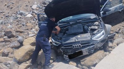 Hatay’ın Arsuz ilçesinde meydana gelen trafik kazasında bir araç uçuruma