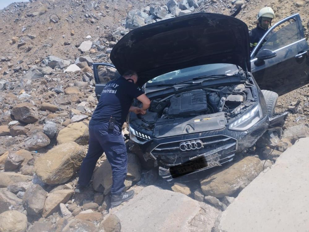 Uçuruma düşen otomobilde 2 kişi yaralandı