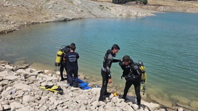 Hatay’ın Kırıkhan ilçesi Kurtlusoğuksu Mahallesi’nde sıcak hava dalgası etkisini gösterirken,
