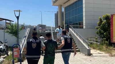 Hatay Emniyet Müdürlüğü ekiplerinin yürüttüğü operasyonlar kapsamında, aranan şahısların yakalanmasına