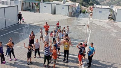 Belen’de okulun son haftasındaki öğrenci eğlencesi, oyunlardan biri olarak itfaiyenin