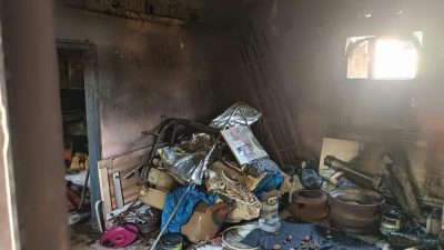 Hatay’ın Kumlu ilçesi Akpınar Mahallesi’nde bulunan bir evde yangın çıktı.