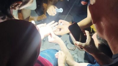 Hatay’ın İskenderun ilçesinde yaşlı bir kadının parmağına sıkışan yüzük, itfaiye