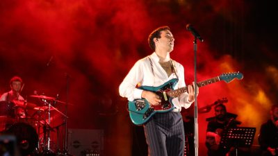 Şarkıcı Mert Demir,Hatay’ın Defne ilçesinde müzikseverlerle bir araya geldi. Atatürk