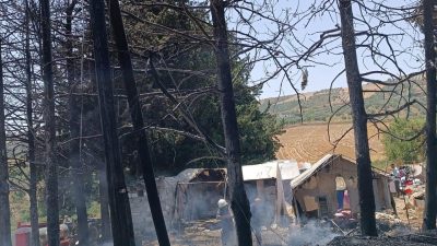 Altınözü ilçesinde bir kadın, tandırda ekmek pişirirken sıçrayan kıvılcımlar nedeniyle