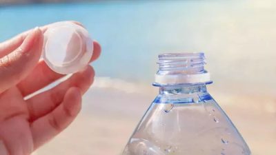 Bilim insanları, özellikle sıcak ve güneşli günlerde plastik su şişelerinden