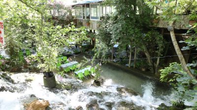 Hatay’da sıcak hava ve nem nedeniyle serinlemek isteyenler Harbiye Şelalesi’ni