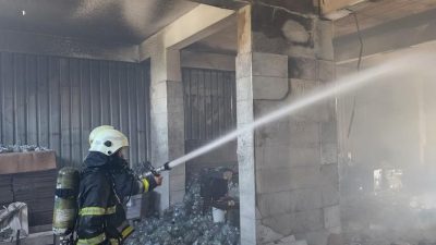 Hatay’ın Antakya ilçesi Maşuklu Mahallesi’nde bulunan bir iş yerinde yangın