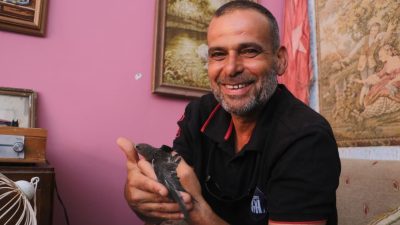 Hatay’da antikacı Mehmet Serkan Sincan, iş yerinin önünde uçamaz halde