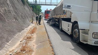 Hatay’da, seyir halindeyken bir tırın balatalarında çıkan yangın, itfaiye ekiplerinin