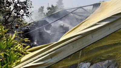 Hatay’ın Defne ilçesi Güneysöğüt Mahallesi’nde, depremzede vatandaşlar tarafından depo olarak