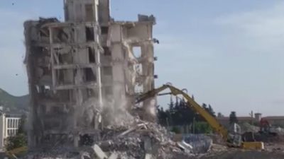 Hatay’ın Antakya ilçesinde kontrollü olarak yıkılan 7 katlı binanın yerle