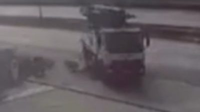 Hatay’ın Antakya ilçesinde, bir vinçle çarpışan motosiklet sürücüsü feci şekilde