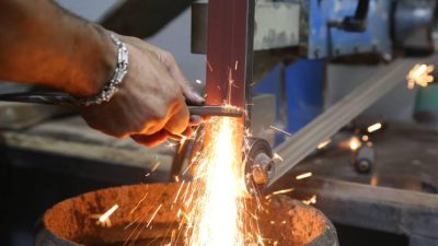 Hatay’ın İskenderun ilçesindeki atölyesinde 10 yıldır çeliğe yüksek sıcaklıkta şekil