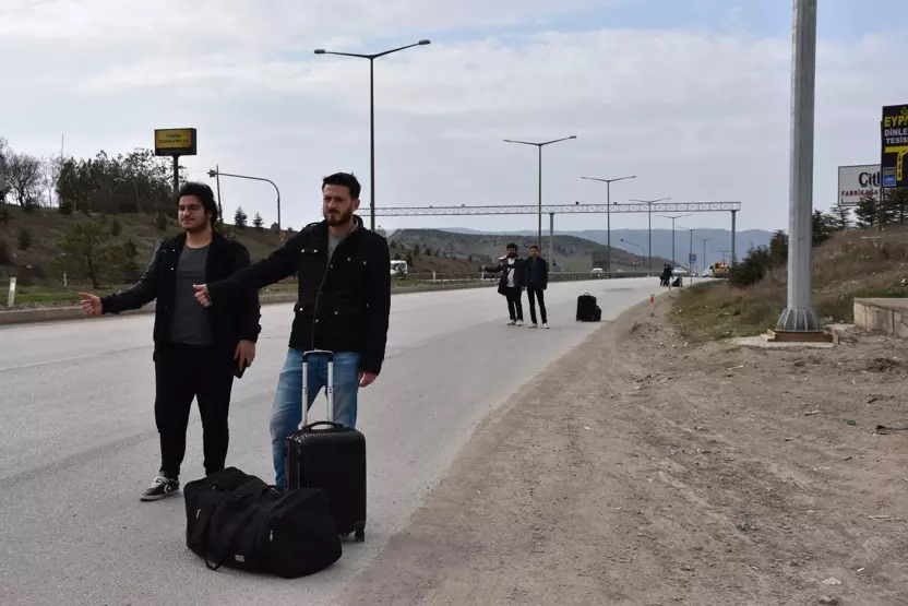 Hatay’da çocuklar otostopa emanet