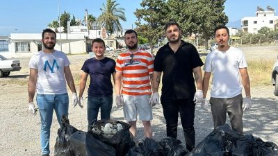 Hatay’ın Arsuz ilçesinde, çevre bilincini artırmak amacıyla CHP’li gençler, Karaağaç’ta