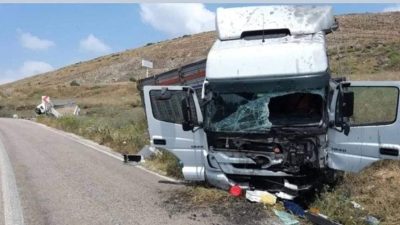 Adana’nın Ceyhan ilçesinde meydana gelen trafik kazasında, tırla kamyonetin çarpışması