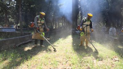 Hatay Büyükşehir Belediyesi, Kurban Bayramı öncesinde il genelindeki mezarlıklarda titizlikle