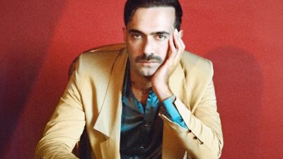 Türk müzik sahnesinin genç yeteneklerinden Mert Demir, çeşitli müzik tarzlarındaki