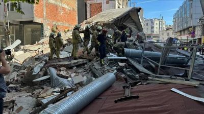 Küçükçekmece'de çöken 3 katlı bir binanın enkazından 7 kişi yaralı