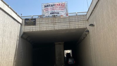 Antakya’nın girişi, battı çıktının hemen üstünde garip bir reklam dikkat