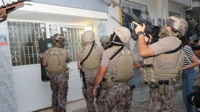 Mersin merkezli 18 ilde gerçekleştirilen operasyonda, aralarında bir antrenör ve