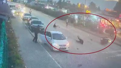 Hatay’ın Antakya ilçesinde yolun karşısına geçen 3 yayaya çarpan motosikletin,