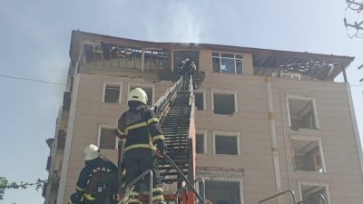 Hatay Defne İlçesi’nde ağır hasarlı binanın çatısında yangın çıktı, itfaiye