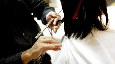 Ticaret Bakanlığı, berber, kuaför ve güzellik salonlarının ülke genelinde haftanın