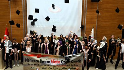 Hatay Mustafa Kemal Üniversitesi İlahiyat Fakültesi’nin mezuniyet töreninde bir grup