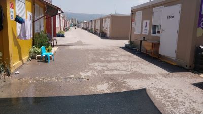 Hatay’ın Defne ilçesine bağlı Koçören mahallesinde bulunan Katar 4. konteyner