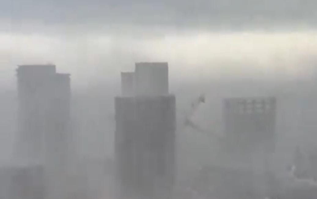 Adana’da şiddetli fırtına: Vinç Devrildi! Adana’da etkili olan süper hücre, şiddetli yağmur ve rüzgarla birlikte