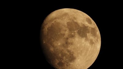 Ayın evreleri olan ilk dördün ile dolunay arasında oluşan şişkin