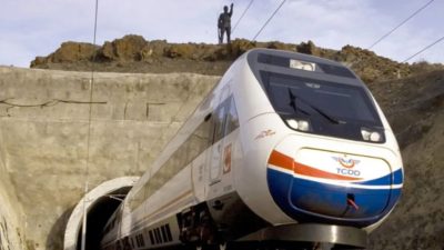 Ulaştırma ve Altyapı Bakanı Abdulkadir Uraloğlu, 2002 yılında Türkiye’nin elektrikli