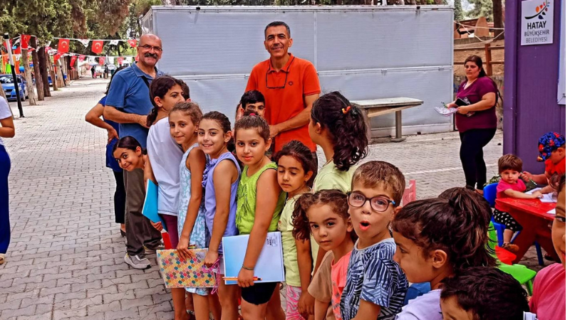 Hataylı Öğretmenden deprem çocuklarına kitap hediyesi