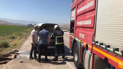 Hatay’da seyir halindeyken motor kısmı alev alan bir araçta maddi