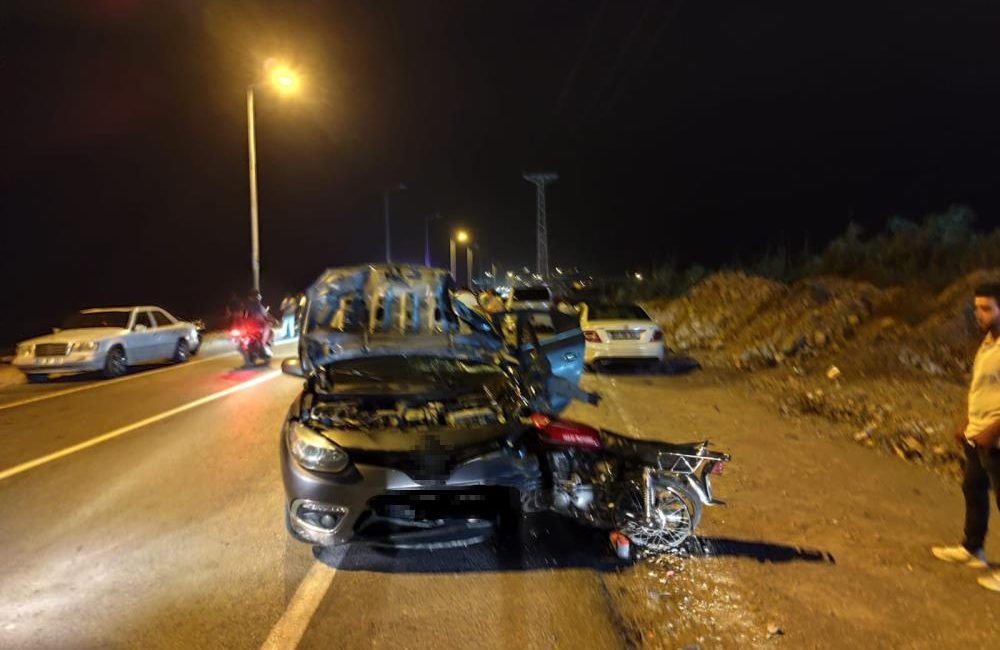 Hatay’ın Samandağ ilçesinde, motosiklet ile otomobilin çarpışması sonucu meydana gelen