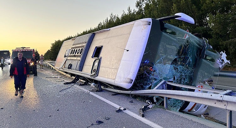 İzmir-Hatay seferi yapan otobüs devrildi