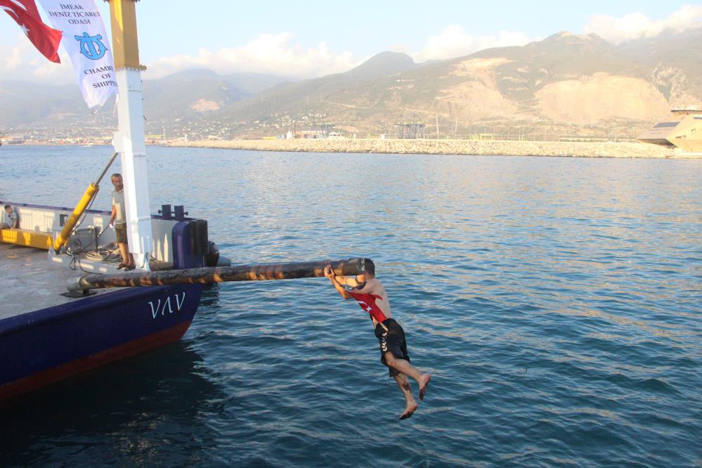 İskenderun’da Yağlı Direkte Bayrak Yarışması